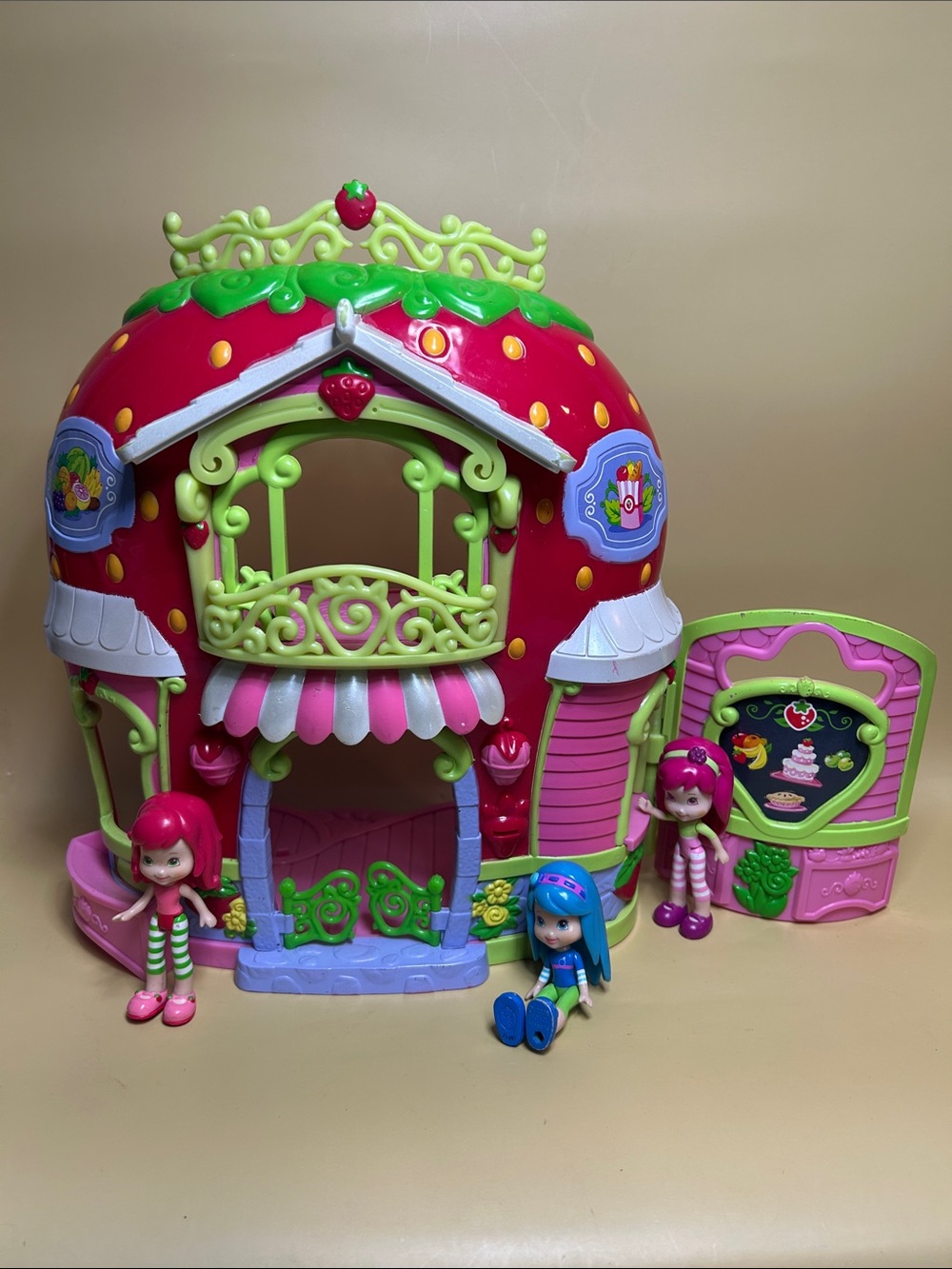 Strawberry Shortcake Bitty Berry Market Play Set with figurines